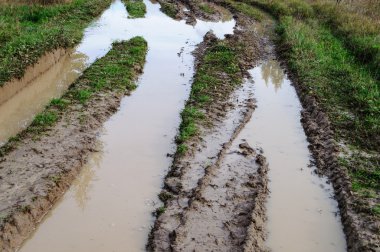 Toprak yol ile büyük su birikintileri