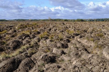 bahar zamanı sürülmüş alana görünümünü
