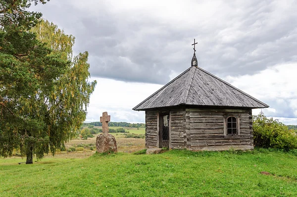 Savkin 丘の上に木造の礼拝堂と石クロスします。 — ストック写真