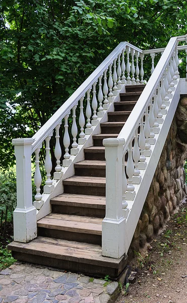 Weiße Treppe mit Geländer — Stockfoto