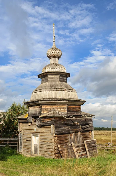 Starý zničil dřevěný pravoslavný kostelík — Stock fotografie