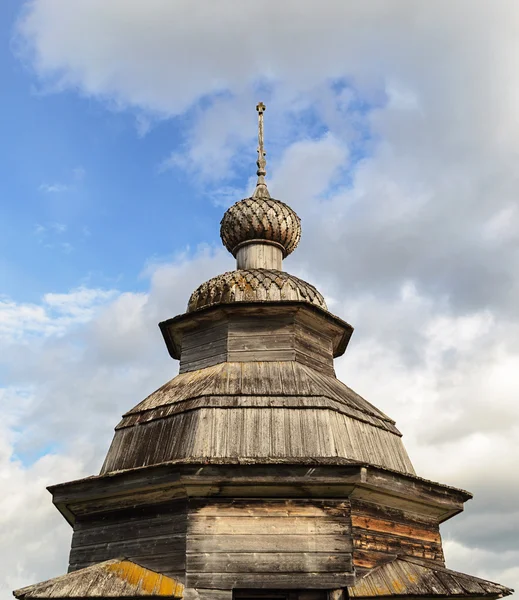 Cupola di vecchia cappella ortodossa in legno — Foto Stock