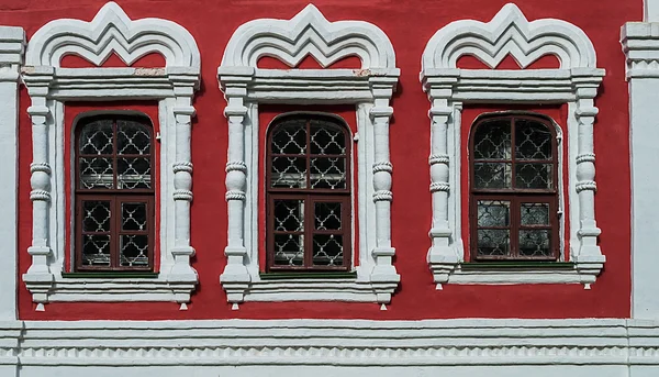 Fenster der alten orthodoxen Kirche — Stockfoto