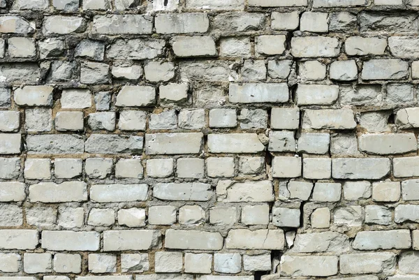 Yarık ile eski beyaz tuğla duvar — Stok fotoğraf