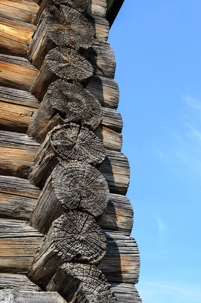 Угол старой бревенчатой стены — стоковое фото
