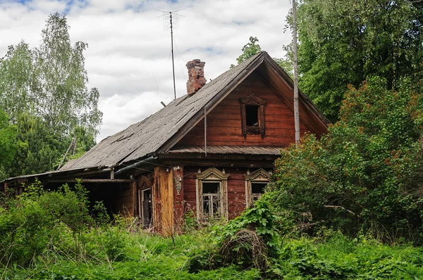 Velha casa de madeira abandonada — Fotografia de Stock