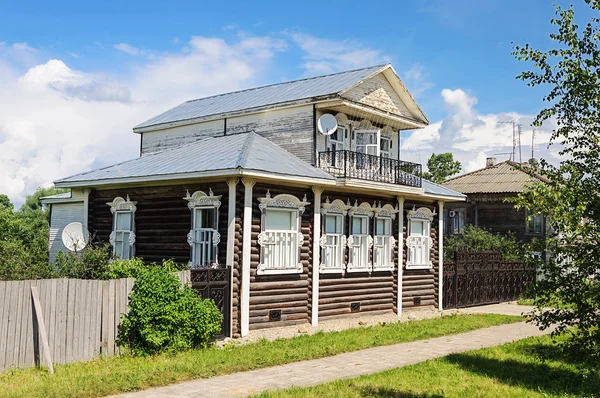 Krásná země dřevěný dům s mansardovou a balkon — Stock fotografie