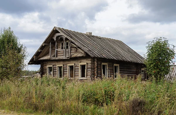 Velho país abandonado casa de madeira — Fotografia de Stock