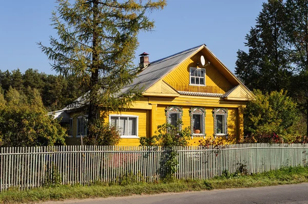 Maison de campagne jaune en bois — Photo