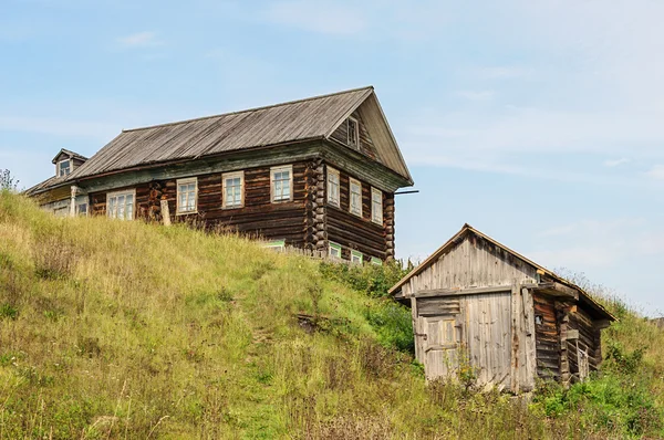 Grote houten huis op de heuvel in het land — Stockfoto