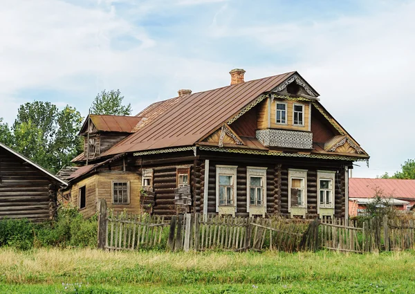 Ancienne maison de campagne abandonnée en bois — Photo