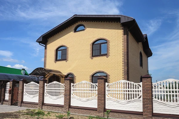 Zweistöckiges Ferienhaus aus gelbem Backstein — Stockfoto