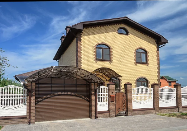 Zweistöckiges Haus aus gelbem Backstein — Stockfoto