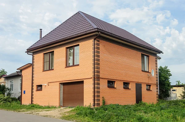 Zweistöckiges orangefarbenes Backsteinhaus — Stockfoto