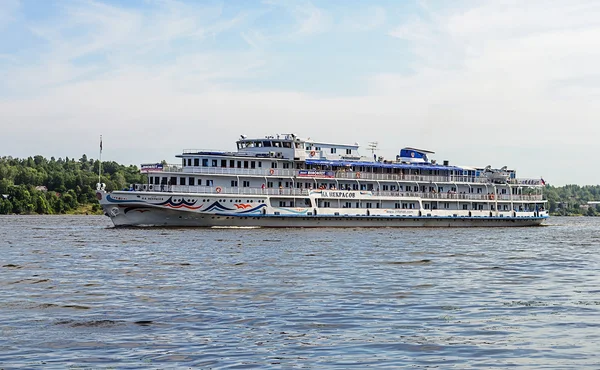 Navire à passagers sur la Volga — Photo