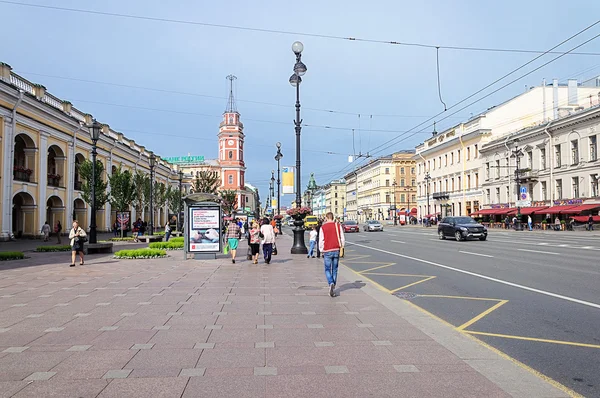 Nevsky Prospect cerca de Gostiny Dvor en San Petersburgo — Foto de Stock