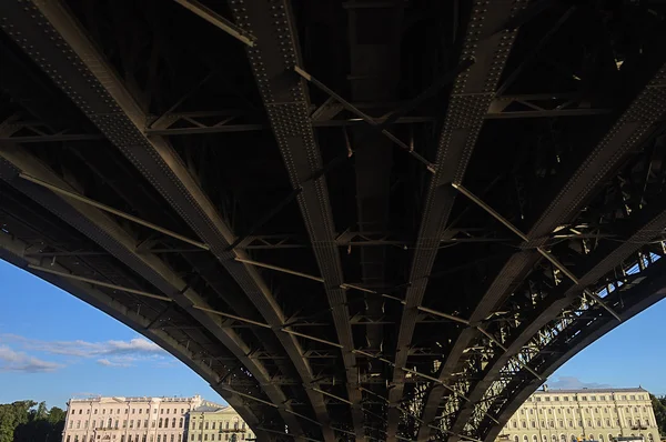 Trinity Bridge across the Neva River in St Petersburg, view from — Stock Photo, Image