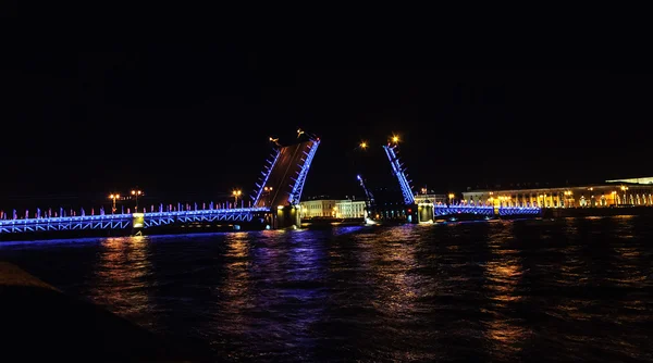 Neva River and raised Palace Bridge in St. Petersburg at night — Stock Photo, Image