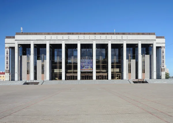 Palast der Republik in Minsk, Weißrussland. Frontansicht — Stockfoto