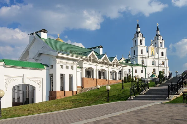 Ο Καθεδρικός Ναός του Αγίου Πνεύματος και εκπαιδευτικό κέντρο του Μινσκ — Φωτογραφία Αρχείου