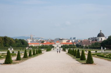 Viyana, Avusturya - 30 Temmuz 2019: Belvedere parkındaki merkez sokak, Aşağı Saray