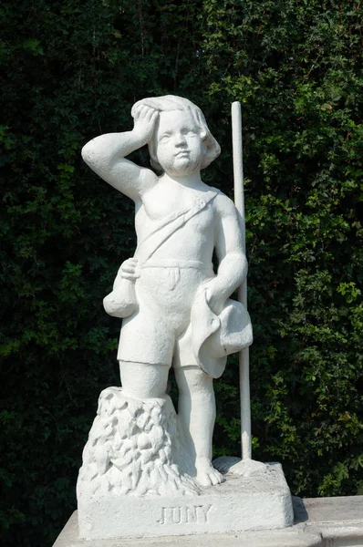 Viena Austria Julio 2019 Escultura Niño Sobre Fondo Árboles Verdes — Foto de Stock