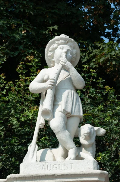 ウィーン オーストリア 2019年7月30日 緑の木の背景に男の子の彫刻 8月の寓意 下ベルヴェデーレ庭園 — ストック写真