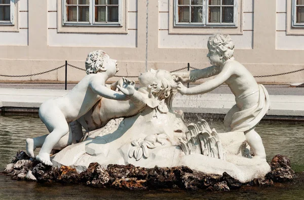 오스트리아 벨베데레 궁전에 조각품 — 스톡 사진
