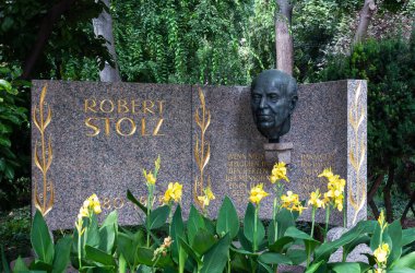 Viyana, Avusturya - 30 Temmuz 2019: Avusturyalı söz yazarı, orkestra şefi, opera ve film müziği bestecisi Robert Stolz anıtı. Viyana Şehir Parkı.