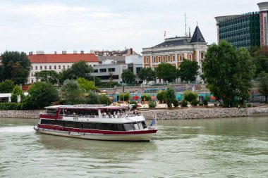 Viyana, Avusturya - 02 Ağustos 2019: Turistli motorlu gemi Viyana, Donaukanal (Tuna Kanalı)