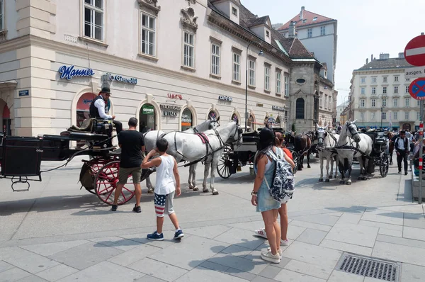 Vienna Austria July 2019 People Walking Center Vienna Horse Carriage — Stock Photo, Image