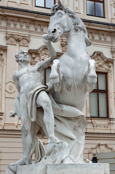 Скульптура человека с лошадью перед дворцом Верхний Бельведер, Вена, Австрия