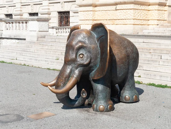 Estátua Pequeno Elefante Frente Entrada Museu História Natural Viena Áustria — Fotografia de Stock