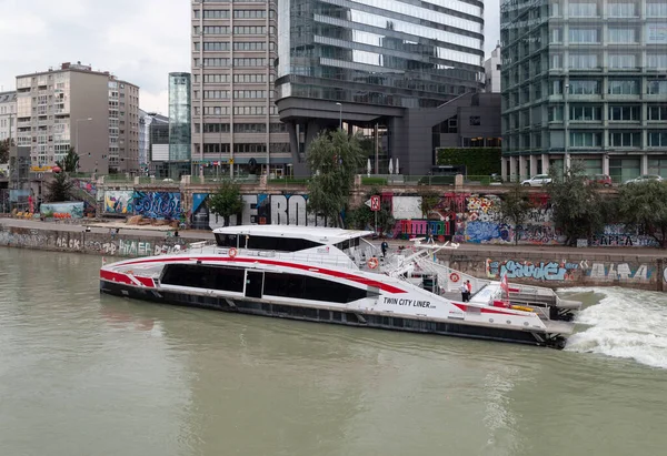 ウィーン オーストリア 2019年8月2日 ウィーンのドナウ運河の観光客との大きなカタマラン — ストック写真