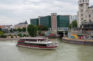 Viyana, Avusturya - 02 Ağustos 2019: Wien Nehri ve Donaukanal 'ın birleştiği Viyana' da turistlerle dolu bir motorlu gemi (Tuna Kanalı))