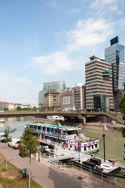 Wien Österreich Juli 2019 Moderne Hochhäuser Ufer Des Donaukanals Der — Stockfoto