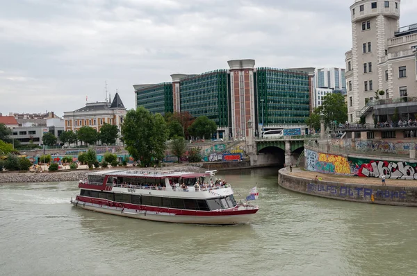 Wiedeń Austria Sierpnia 2019 Statek Motorowy Turystami Wiedniu Zbiegu Rzek — Zdjęcie stockowe