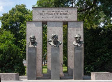 Viyana, Avusturya - 31 Temmuz 2019: 1918 'de Avusturya Cumhuriyeti' nin kurucularının anıtı - Jakob Reumann, Victor Adler, Ferdinand Hanush