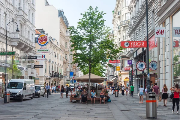Вена Австрия Июля 2019 Года Люди Ходят Пешеходной Улице Фаворитен — стоковое фото