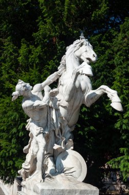 Avusturya, Viyana 'daki Hofburg kompleksindeki Doğal Tarih Müzesi' nin önündeki at heykeli