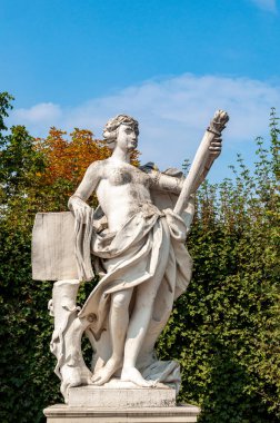 Aşağı Belvedere bahçesindeki yeşil ağaçların arka planında kadın heykeli, Viyana, Avusturya