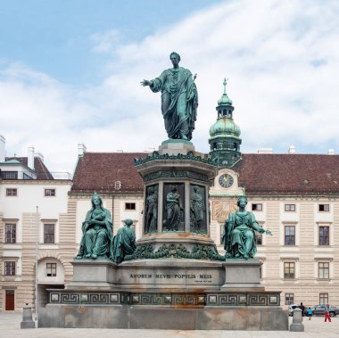 Avusturya İmparatoru I. Franz 'ın Anıtı Amalienburg arka planında, Hofburg Sarayı kompleksinin der Burg avlusunda, Viyana, Avusturya
