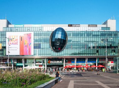 Viyana, Avusturya - 29 Temmuz 2019: Favoriten Caddesi 'ndeki büyük alışveriş merkezi Columbus