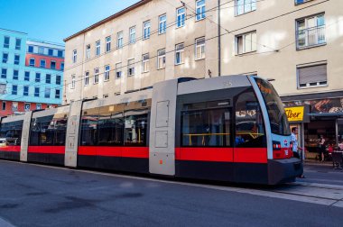 Viyana, Avusturya - 01 Ağustos 2019: Viyana 'da modern tramvay