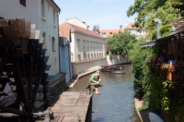 Prag Strago şehrinin eski mimarisi. Su değirmenli nehir kanalı. Güneşli yaz günü.