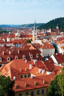 Çek Cumhuriyeti 'nin Prag kentindeki kırmızı çatılar. Prag Kalesinden Görünüm.