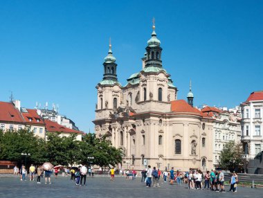 Prag, Çek Cumhuriyeti - 23 Temmuz 2019: Eski Kent Meydanı (Bakış Mesto) ve St. Nicholas Kilisesi