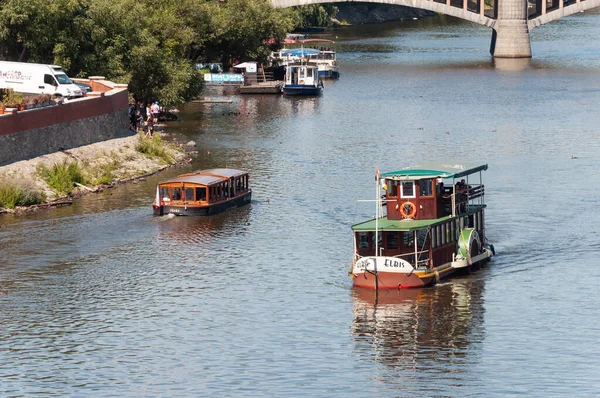 Praag Tsjechische Republiek Juli 2019 Oude Plezierboten Met Toeristen Moldau — Stockfoto