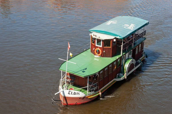 プラハ チェコ共和国 2019年7月23日 プラハのヴルタヴァ川の観光客との古い喜びのボート 上からの眺め — ストック写真