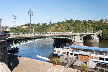 Prag, Çek Cumhuriyeti - 23 Temmuz 2019: Vltava nehri üzerindeki Svatopluk Cech köprüsü ve Prag 'daki turizm gemilerinin yatağı, güneşli yaz günü